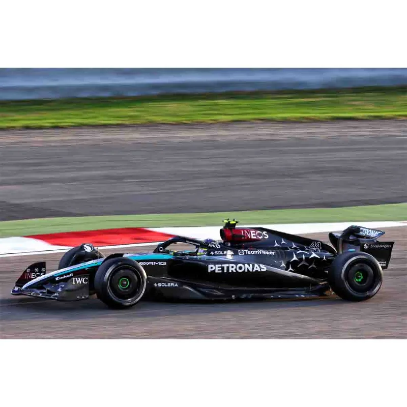High-quality materials toys MERCEDES-AMG PETRONAS FORMULA ONE TEAM F1 W15 E PERFORMANCE - LEWIS HAMILTON – 2024 - 1:18 Scale Diecast Model Car
